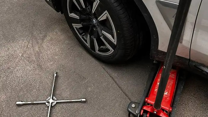 汽車爆胎換胎 汽車爆胎換胎